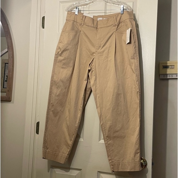 NWT- BAGGY PANTS
CLASSIC STYLE 
SOFT TAN COTTON 
JEANS - Picture 1 of 8